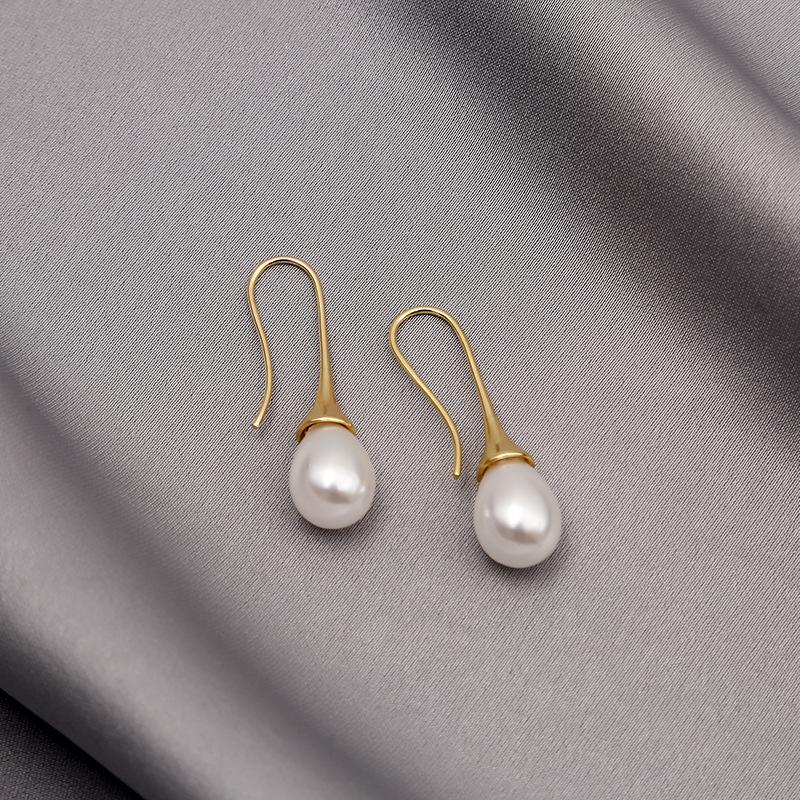 Retro Fashion Earrings Femininity Water Drop Earrings Pearl Stud Earrings Classic Personalized Ear Jewelry
