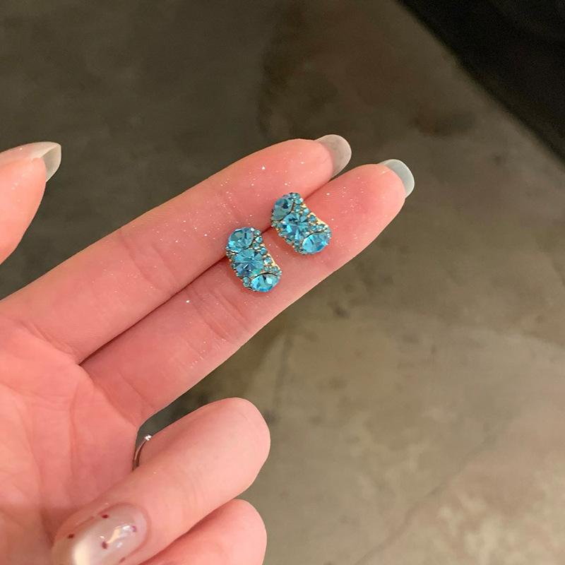 

Серьги-пусеты с голубыми бриллиантами Серебряная игла , легкая роскошь, высококлассные серьги, летние маленькие свежие серьги