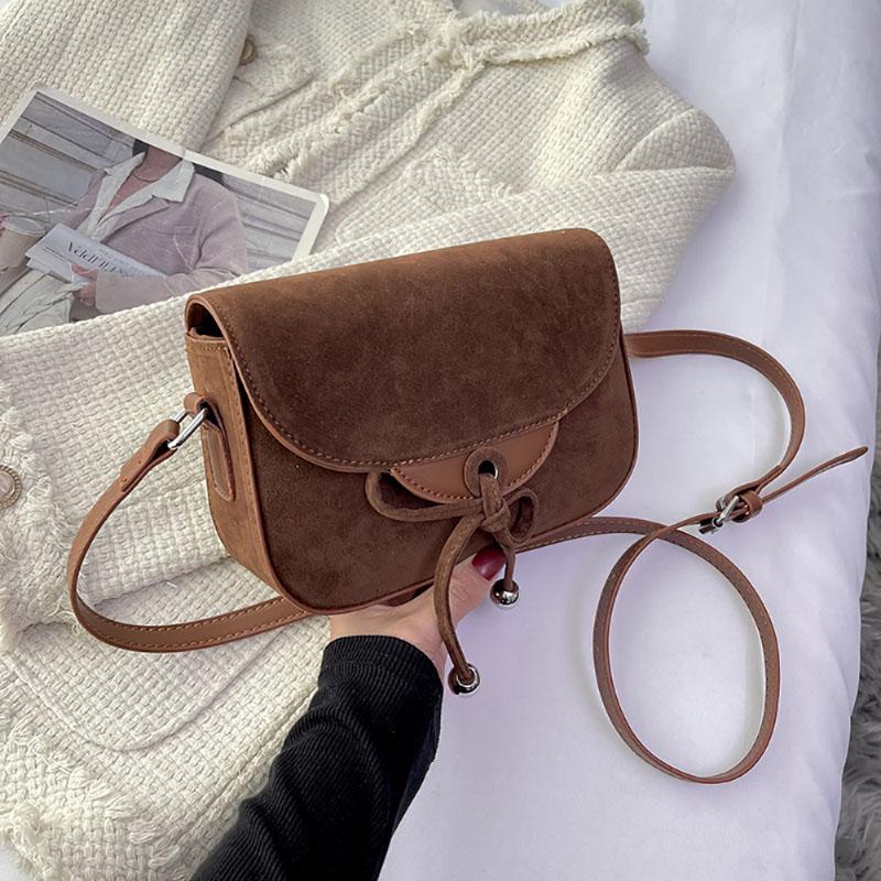 

Модная маленькая квадратная сумка из искусственной замши, новая женская сумка через плечо с бантом, популярная сумка через плечо, корейская текстура, мини-упаковка (20cm<Max Length<30cm)