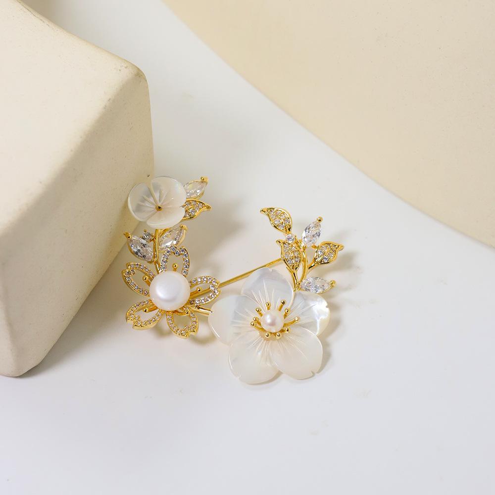 

SKEDS Elegant Lady High-end Enamel Pearl Flower Brooch Badges Fashion Exquisite Clothing Coat Pin Corsages For Women Girl