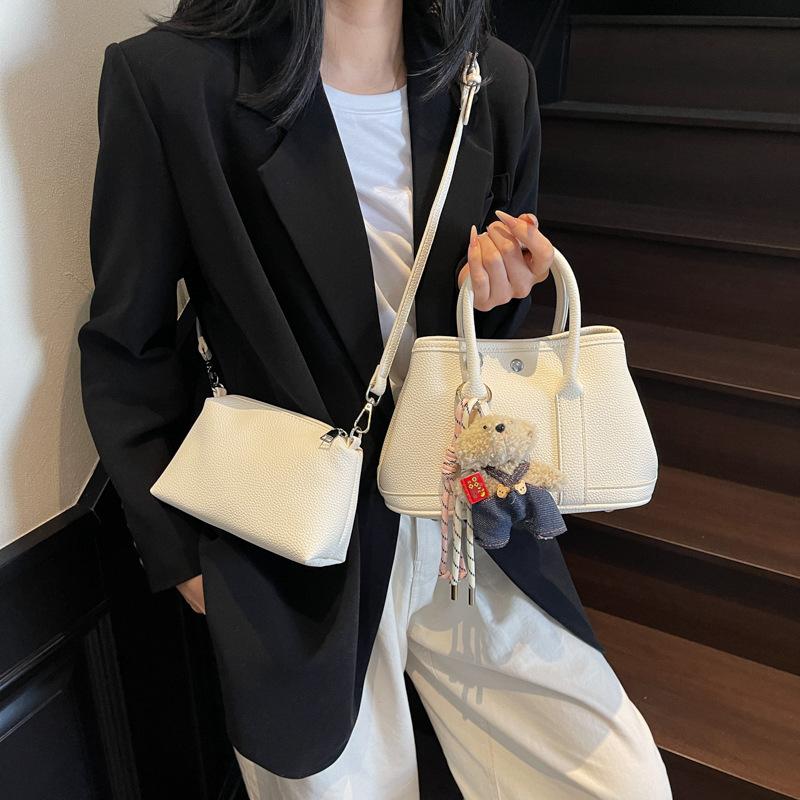 2025 New Niche Simple Leisure Commuter Portable Bucket Bag Versatile Solid Color Child and Mother Bag Messenger Bag Bag