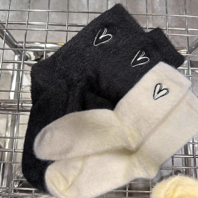 Șosete de catifea pentru femei Toamnă și iarnă Îngroșați Inimă termică Coral Catifea Somn Pardoseală de pluș Sosete alb Negru Lenjerie de corp