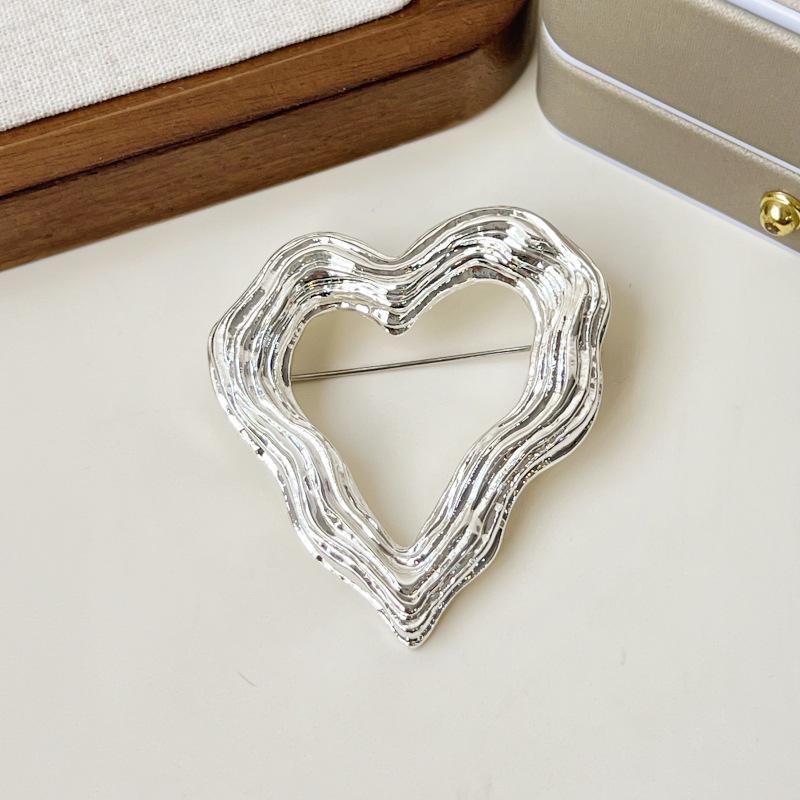 Elegant Retro Heart-Shaped Brooch: Metallic, Irregular, Pleated Texture Design