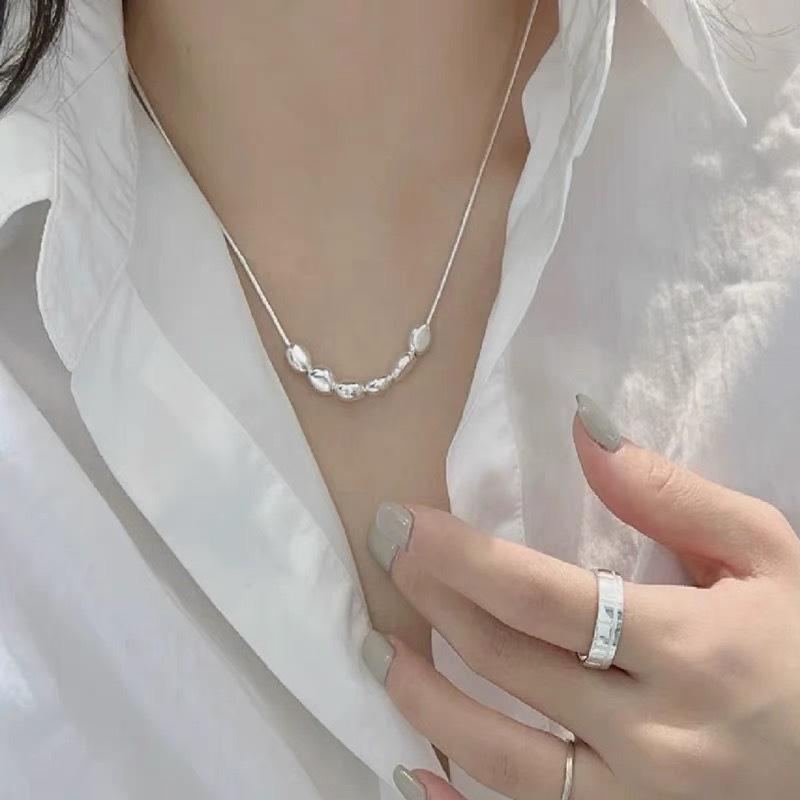 Silver Irregular Bean Necklace for Girls: Japanese Korean Style, Sweet and Cool, Versatile Clavicle Chain with Light Luxury Niche Design.