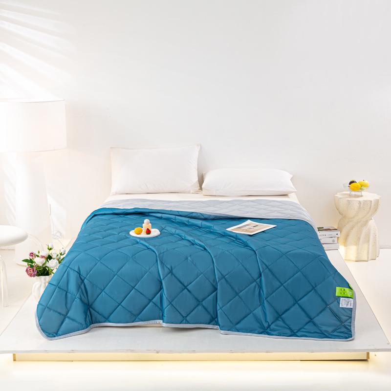 Silk Cool Summer Quilt: Lightweight, Solid Color, Ideal for Air Conditioning