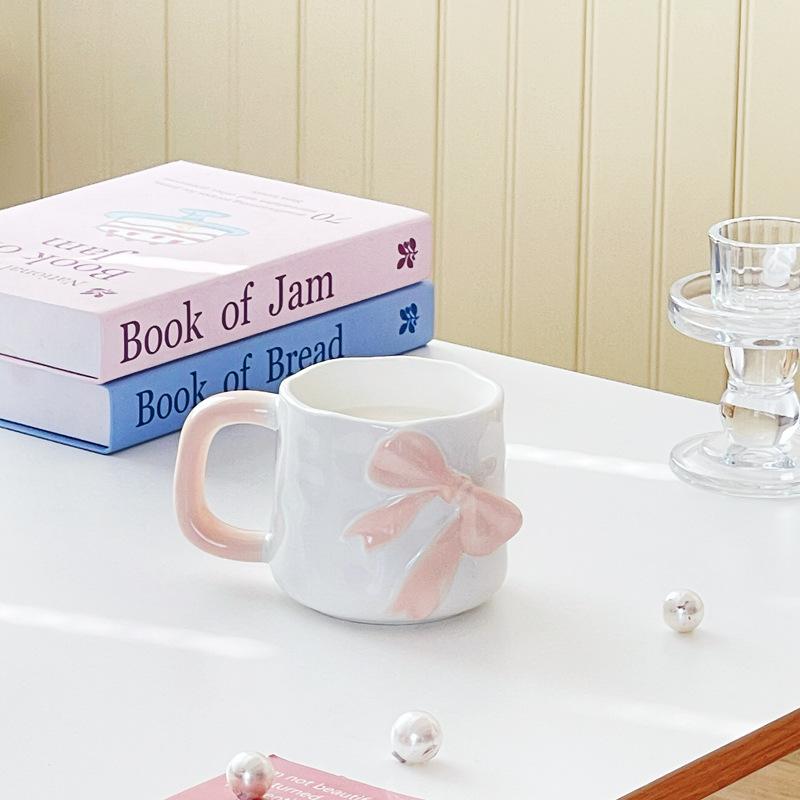 

Перламутровая глазурь Кружка с бантом Скандинавский высокий уровень внешнего вида Гальваническая керамика Ощущение высокого класса Подарок на день рождения для лучшей подруги 470ml