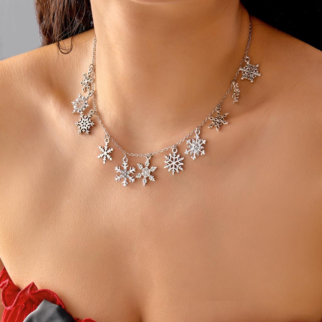 Delicate Christmas Snowflake Snowman Pendant Necklace for Women Xmas Tree Elk Sweet Metal Party Jewelry Festival New Year Gift