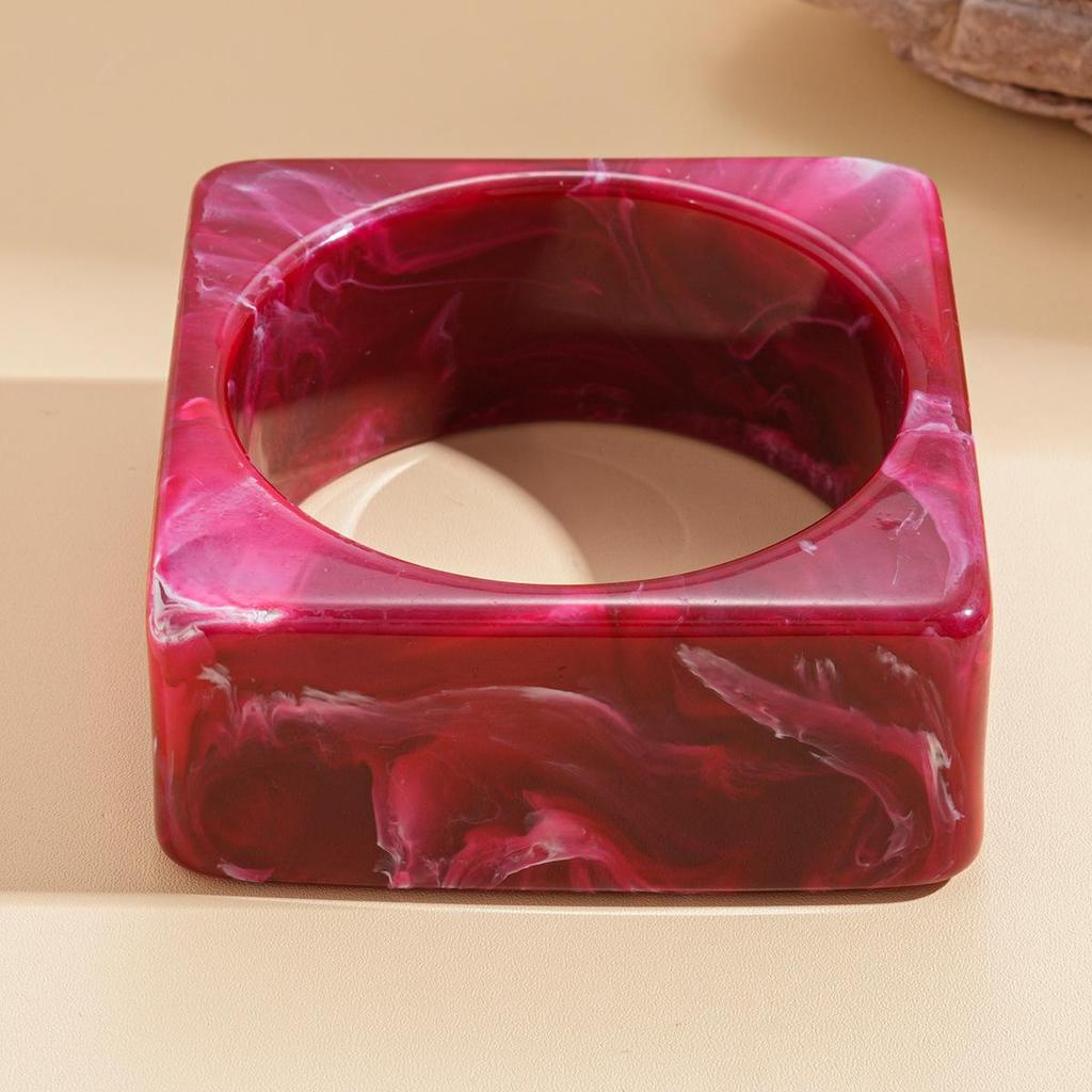 Unique Retro Resin Bracelet: Personalized Fashion Jewelry for Women