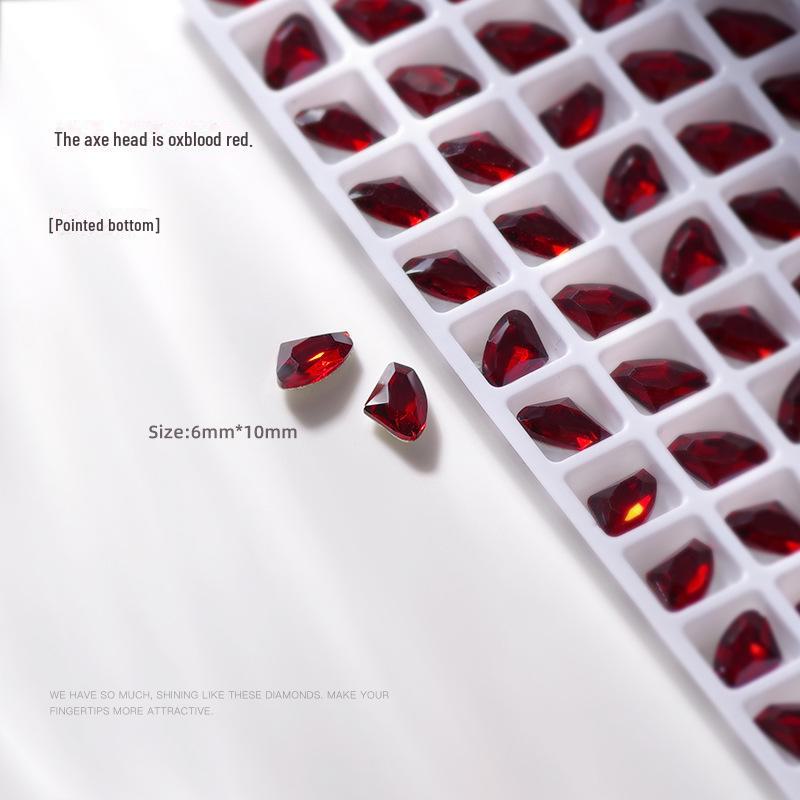 

Новогодний красный нейл-арт со стразами: Многогранные, темно-красные, восьмиугольные и круглые формы.