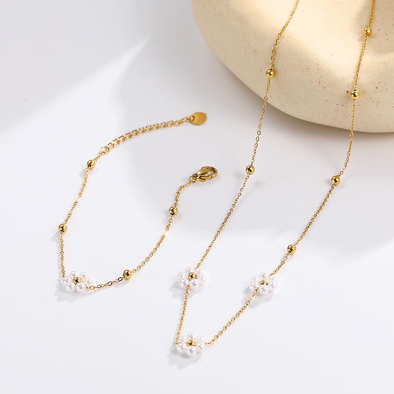 Pearl Flower Necklace for Women: Gold-Plated Titanium Steel, Colorfast, Cute Clavicle Chain