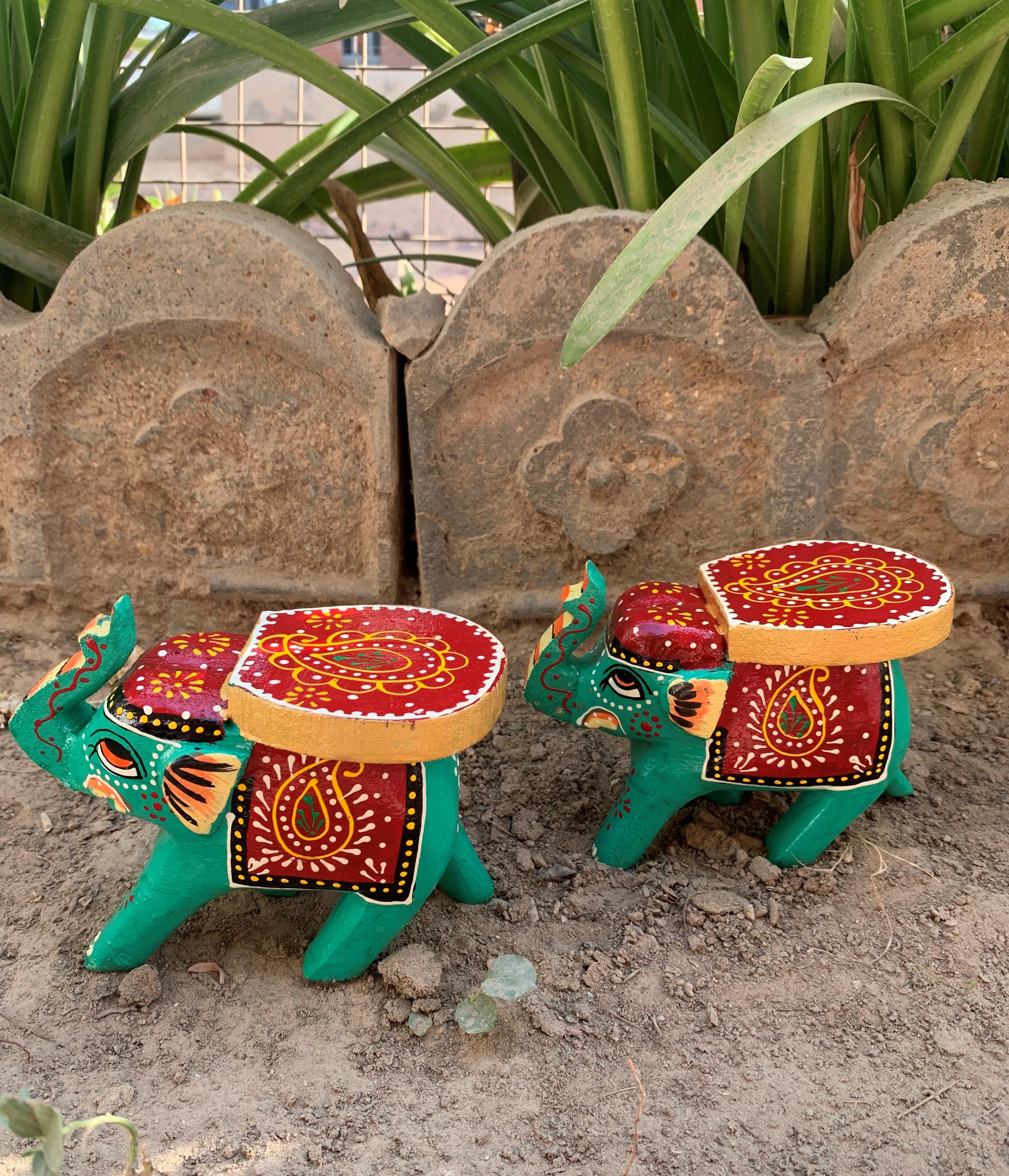 

Hand Painted Wooden Elephant Stool Pair, Indian Folk Art Decorative Table 4.5 x 5.5 x 3 (h x l x w) approx. зелёный