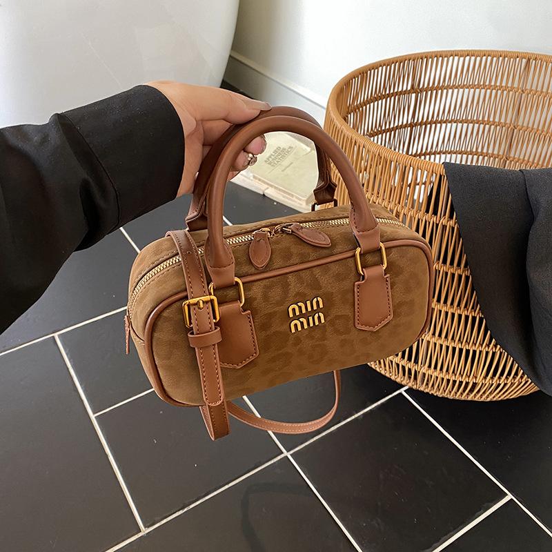 2025 new bowling bag women's versatile niche large-capacity Boston pillow bag leopard print portable messenger bag