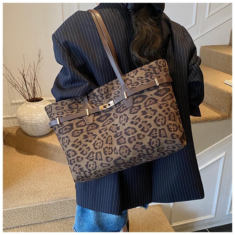 Chic Minimalist Retro Tote: Autumn/Winter High-End Shoulder Bag for Casual Work & Commute