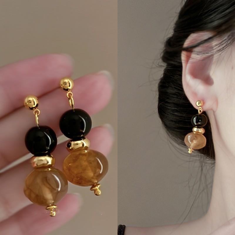 Maillard coffee color geometric earrings 2025 light luxury high-end temperament stud earrings niche retro style earrings