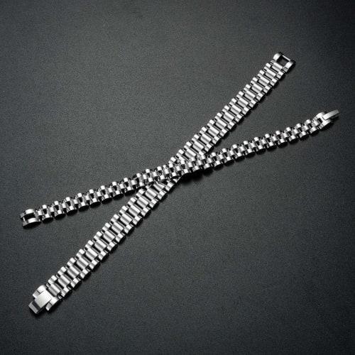 Simple Silver Bracelet for Men and Women, Made with Pure Titanium and Finished for a Hypoallergenic Look.