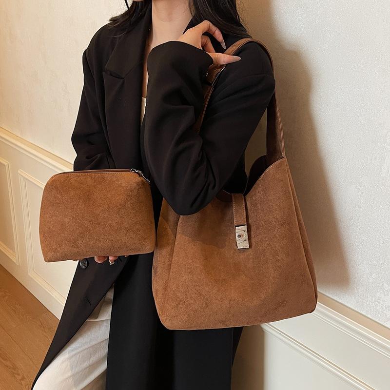 Large capacity commuter tote bag women's 2025 new autumn and winter premium sense retro suede going out shoulder bag