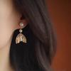 Fish tail earrings, personalized design, niche temperament earrings, natural freshwater pearl stud earrings, light luxury and high-end earrings.