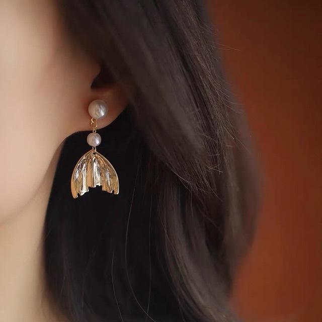 Fish tail earrings, personalized design, niche temperament earrings, natural freshwater pearl stud earrings, light luxury and high-end earrings.