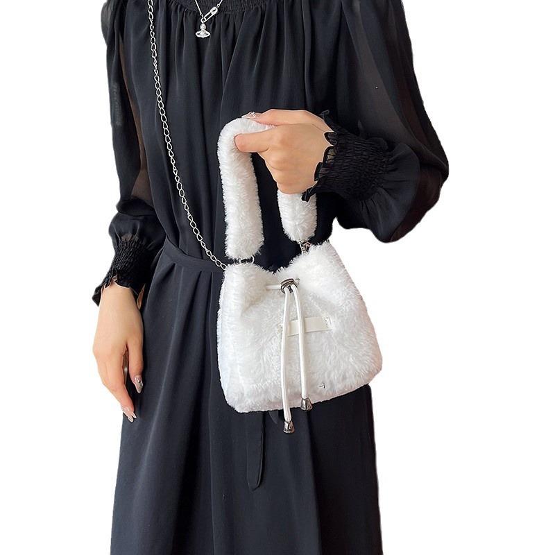 Plush bag, bucket bag, new handbag, fashionable and sweet messenger bag.