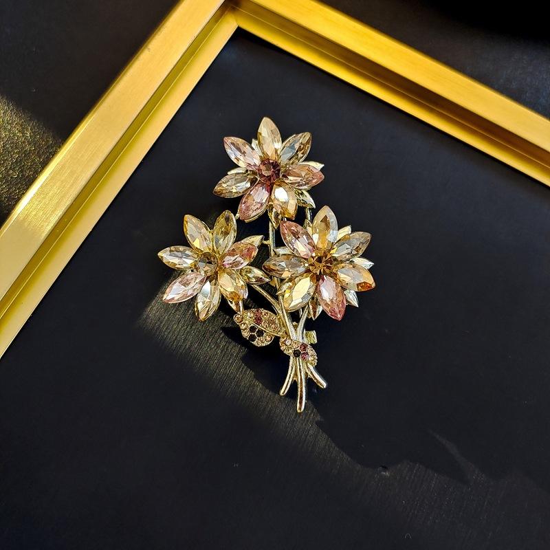 High-End Crystal Flower Brooch Niche High-End Fashion Brooch Exquisite Pin Women S Clothing Suit Accessories