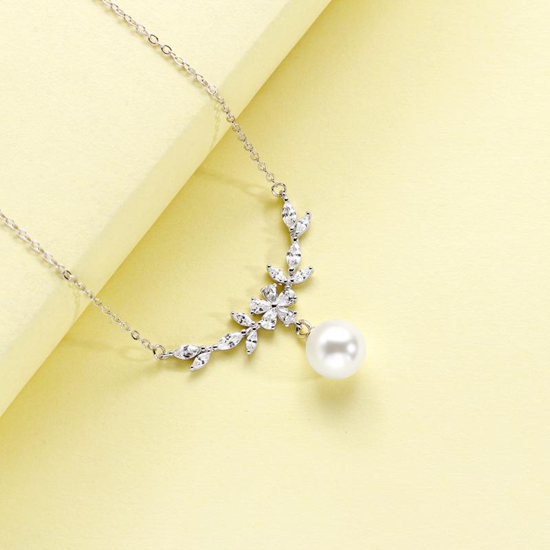 Lucky Flower Branch Laurel Sweet Necklace Women's Light Luxury Niche Design High-end Flower Pearl Necklace