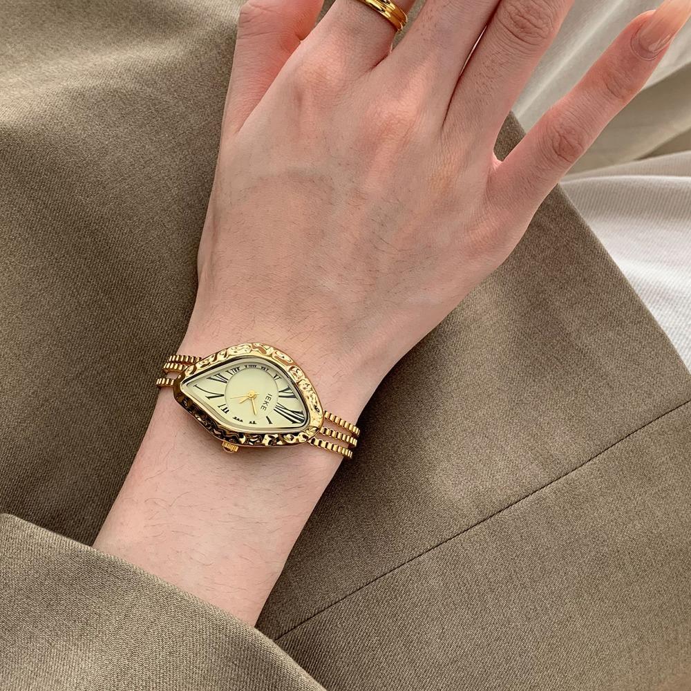 Vintage Unregelmäßiges Zifferblatt Damen Quarz-Armbanduhr Römische Ziffern Mesh-Metallarmband Einzigartige Mode Damen Tages-Kleideruhr
