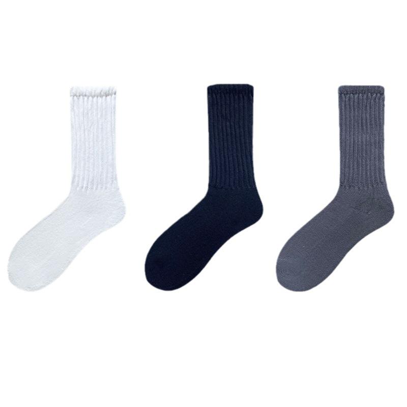 Chaussettes mi-tubes blanches à fil épais pour femmes pour le printemps/automne et chaussettes mollet en laine tricotée grise pour l'automne/hiver.