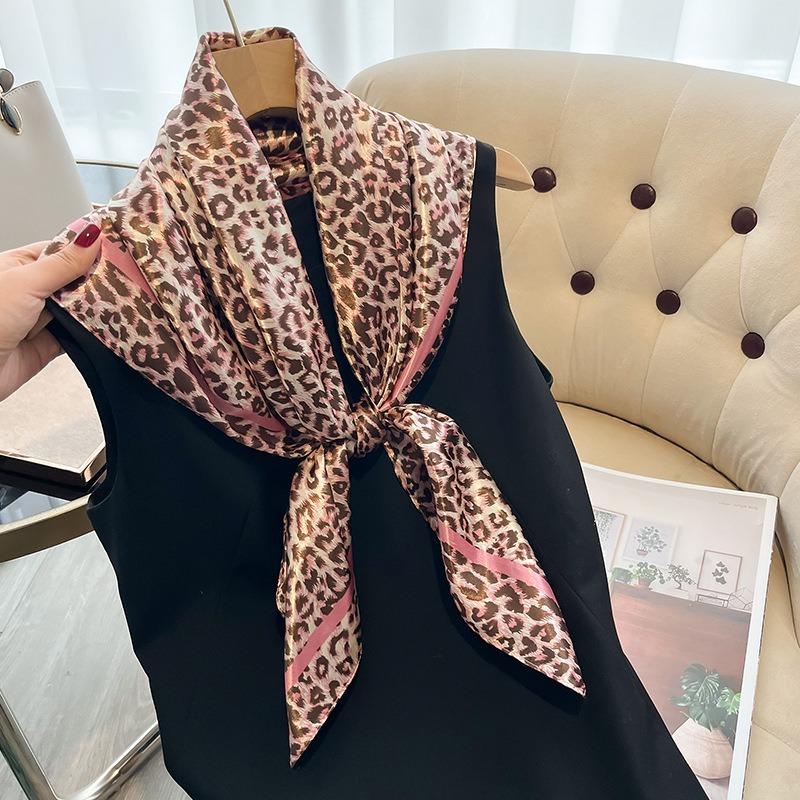 Neuer 90*90 Foulard Leoparden Seidenschal für Damen Seidenschal Designer Luxus Taschentuch für Kopf Halstuch Handtaschenschal SJ05