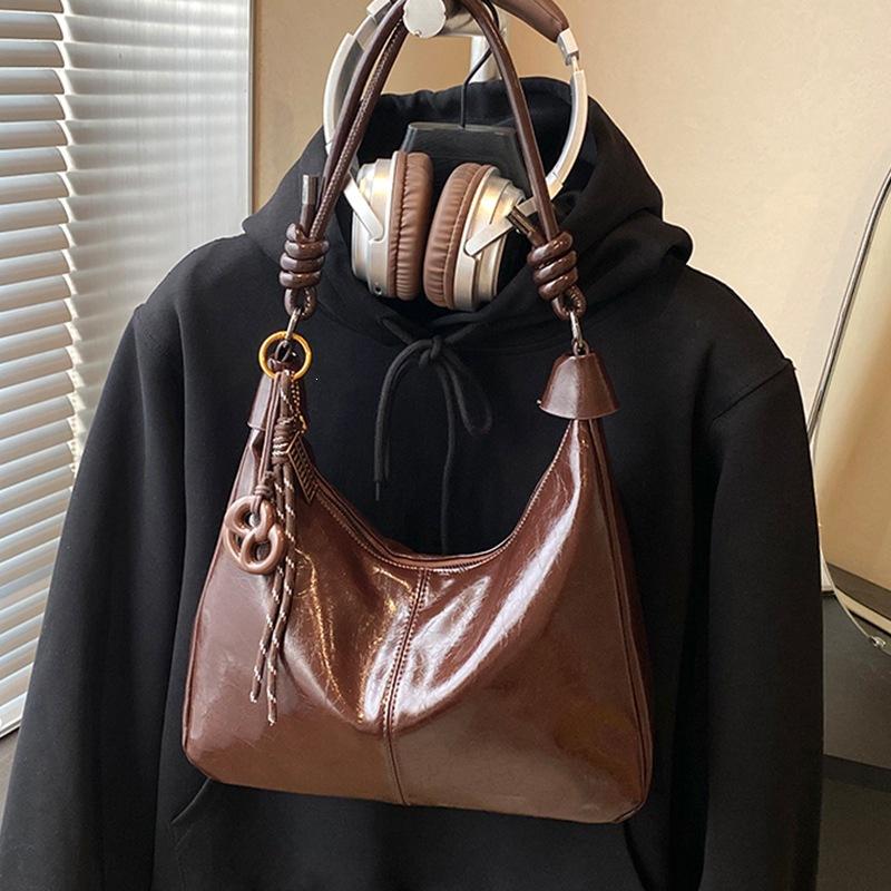 Fashionable Retro Niche Commuter Tote Bag with Large Capacity and Single Shoulder Strap Design Casually