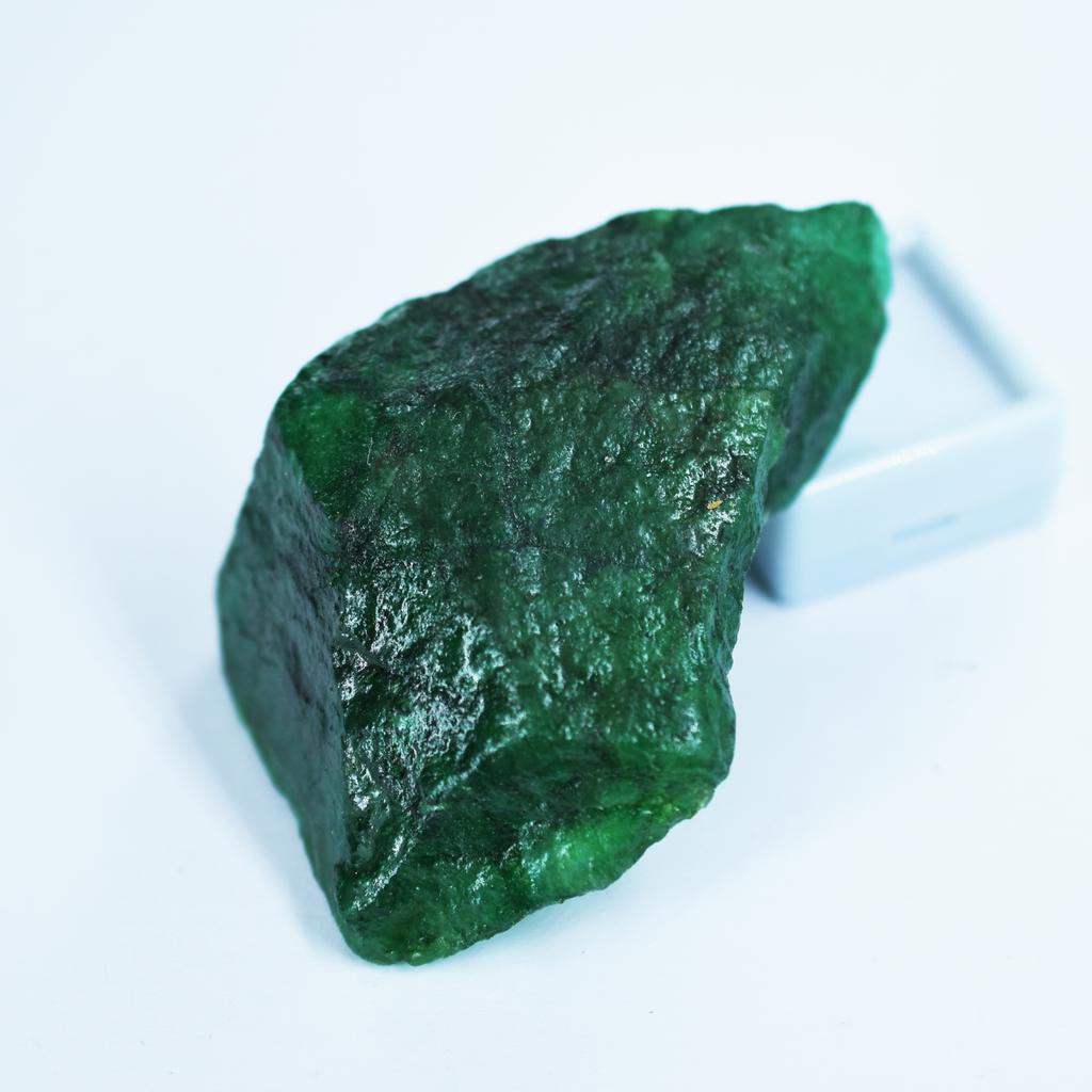 Natural Green Emerald Loose Gemstone Uncut Dyed Raw Rough 518.05 Ct for Lapidary and Gem Collections