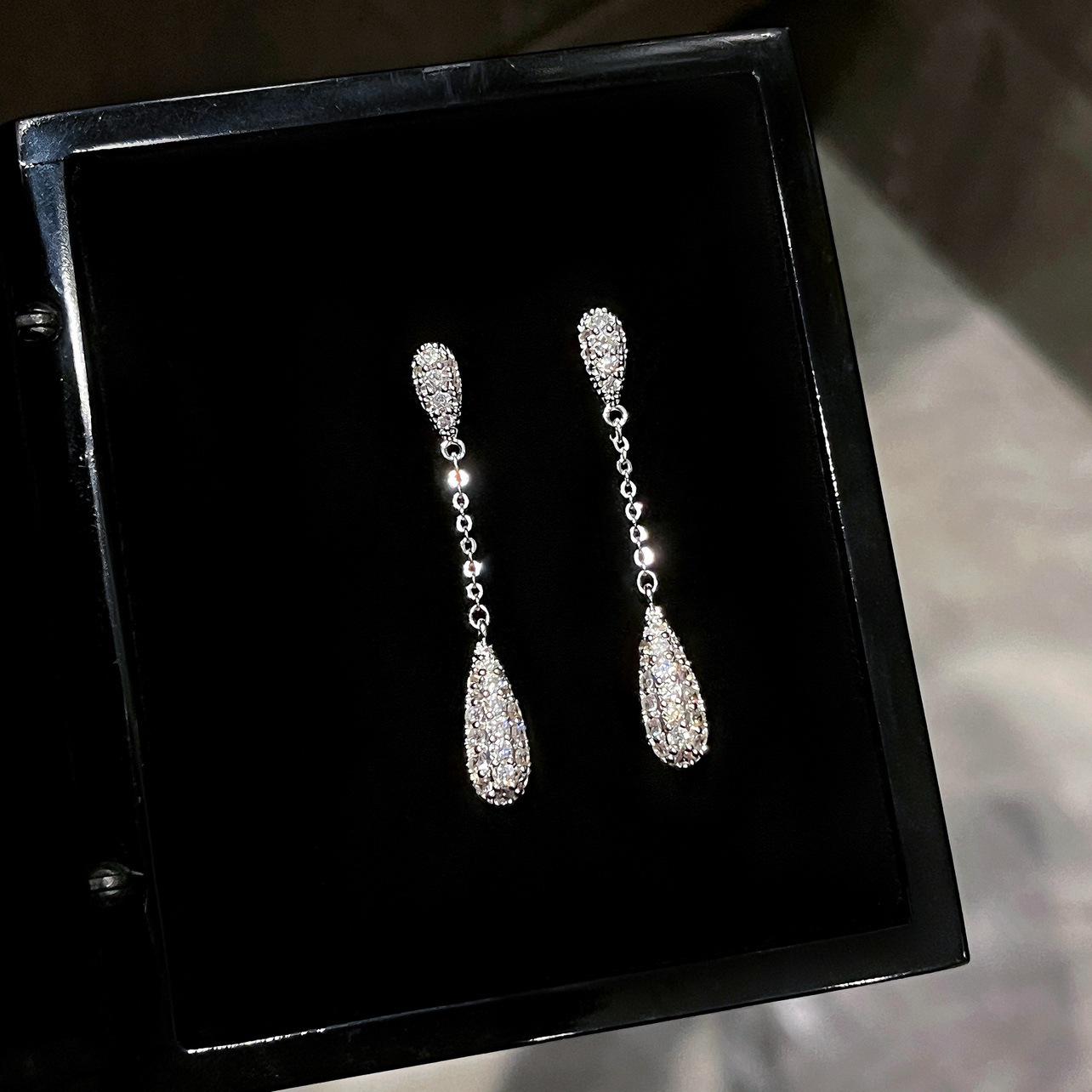 

Серьги-гвоздики с серебряной иглой в стиле Чжао Лусы с цирконом и кисточкой в виде капли воды - Роскошные, Изысканные и Универсальные.