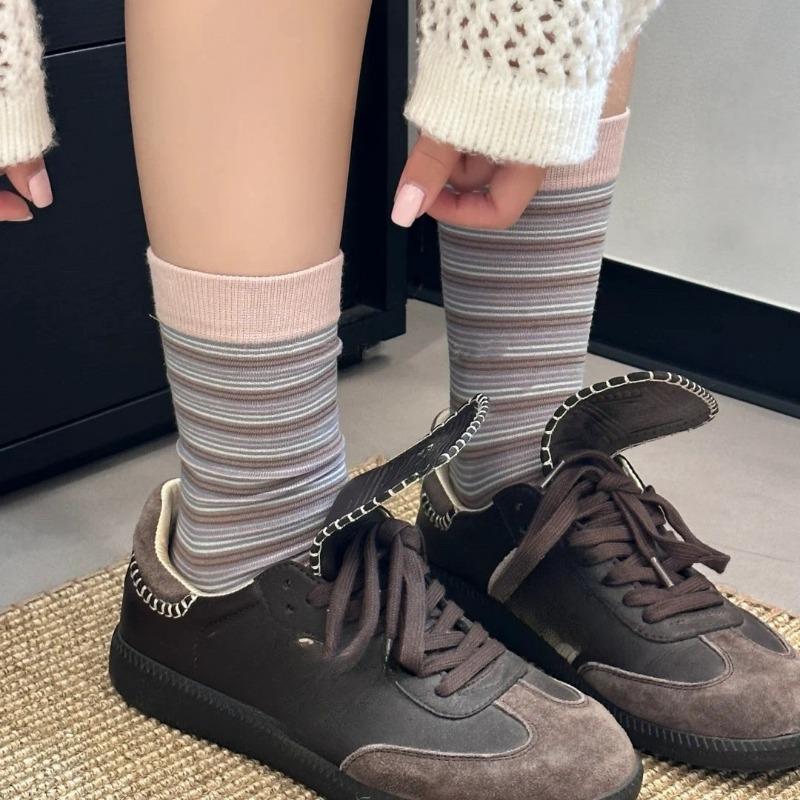 The Classic and Retro Striped Striped Striped Mid-calf Socks In Early Autumn Are Versatile and Can Be Paired In Different Colors