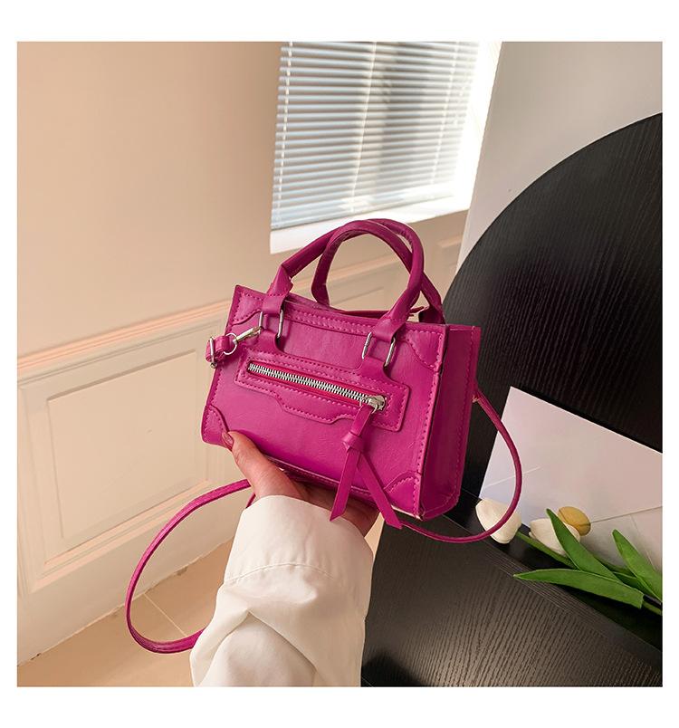 

Модная женская сумка 2024 года, новая корейская версия, трендовая повседневная маленькая квадратная сумка из искусственной кожи, сумка-мессенджер через плечо розы красного