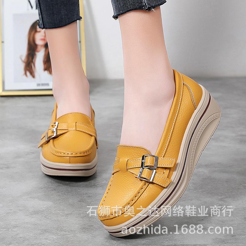

2024 весенние туфли-маффины, повседневные туфли на толстой подошве, танкетки, большие размеры, с одной педалью, круглой головкой, металлической пряжкой, кожаная поверхность, качающиеся туфли для мам 35 жёлтый