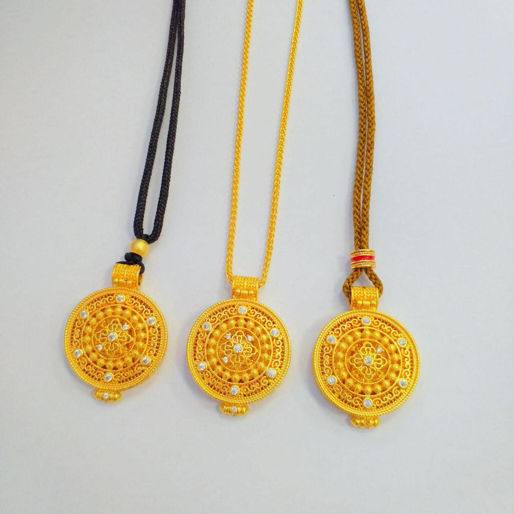 Pendentif Boussole Huit Trésors Point de Forage Ancien Doré - Style Ruyi Chinois Rétro, Pendentif Bouddha Portable.