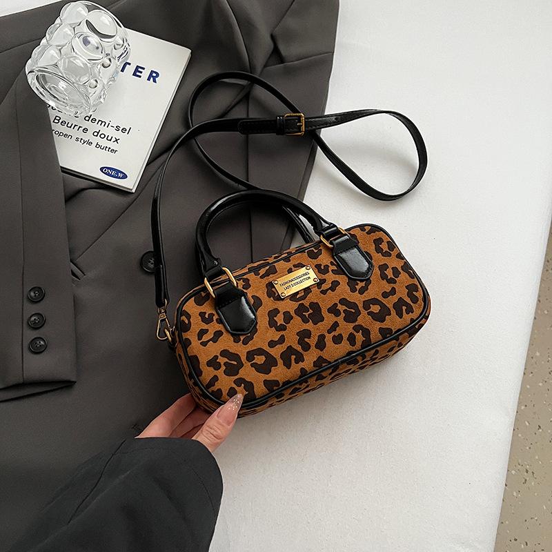 

осень-зима 2025 новая сумка-боулинг с леопардовым принтом, замшевая трендовая сумка под мышкой, темпераментная женская плечевая портативная сумка-подушка 22*7*11