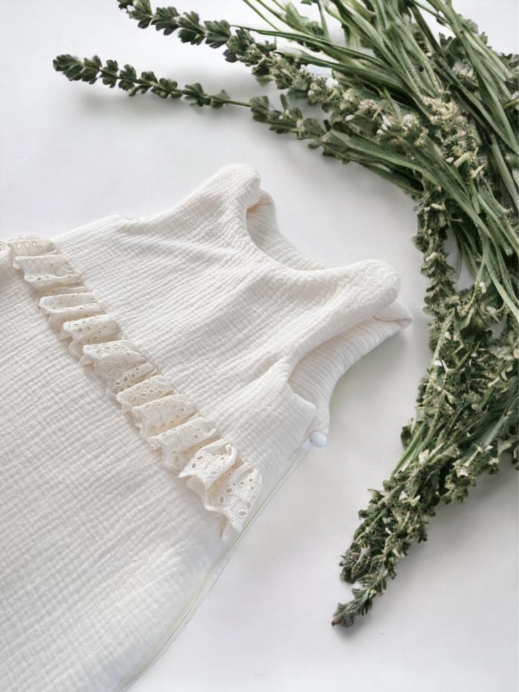 Insulated muslin sleeping bag for babies (latte with ruffles)