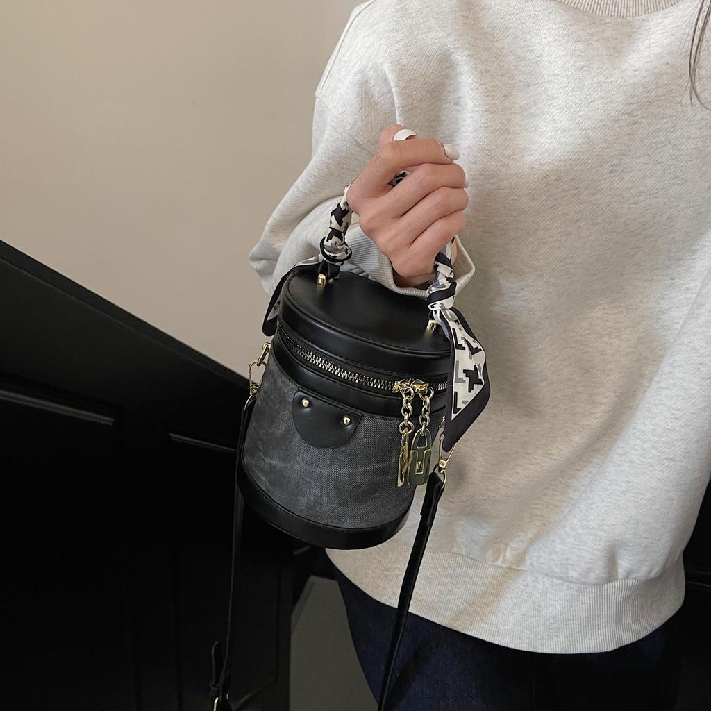 Niche bag women's 2025 new spring fashion high-end messenger bag portable cylinder bag shoulder bucket bag