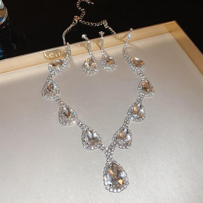 "High-End Luxury Drop Necklace and Earrings Set - European and American Niche Versatile Jewelry"