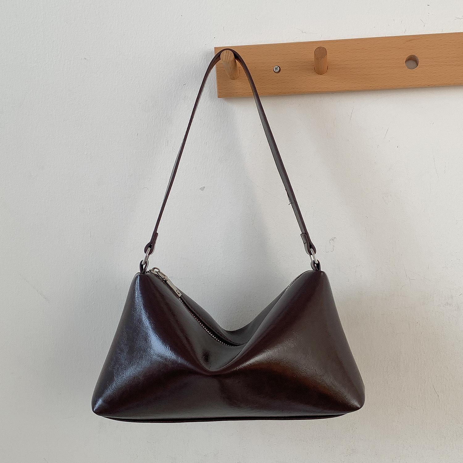 

2026 Premium Texture Soft Leather Armpit Bag, Fashionable and Simple Commuting Small Square Bag, Solid Color Large Capacity Single Shoulder Handbag темно-коричневого кольору
