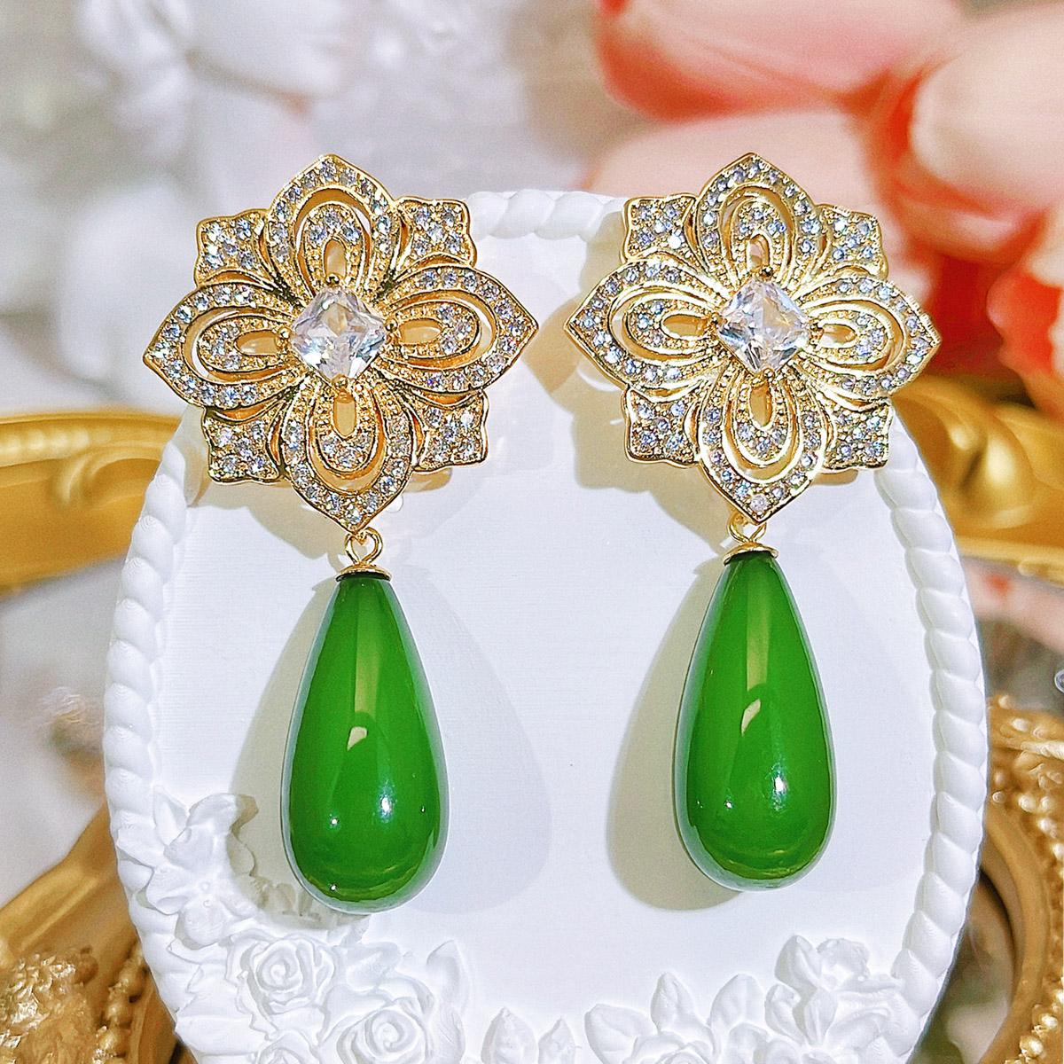 

Великолепные золотые серьги CMM со сверкающими кубическими цирконами и изысканными красными каплевидными каплями из смолы для элегантного образа красный