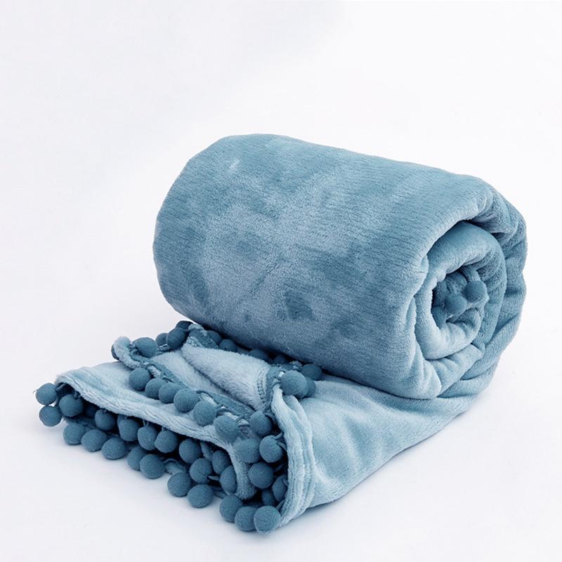 Фланелевое одеяло с помпонами — фото 7