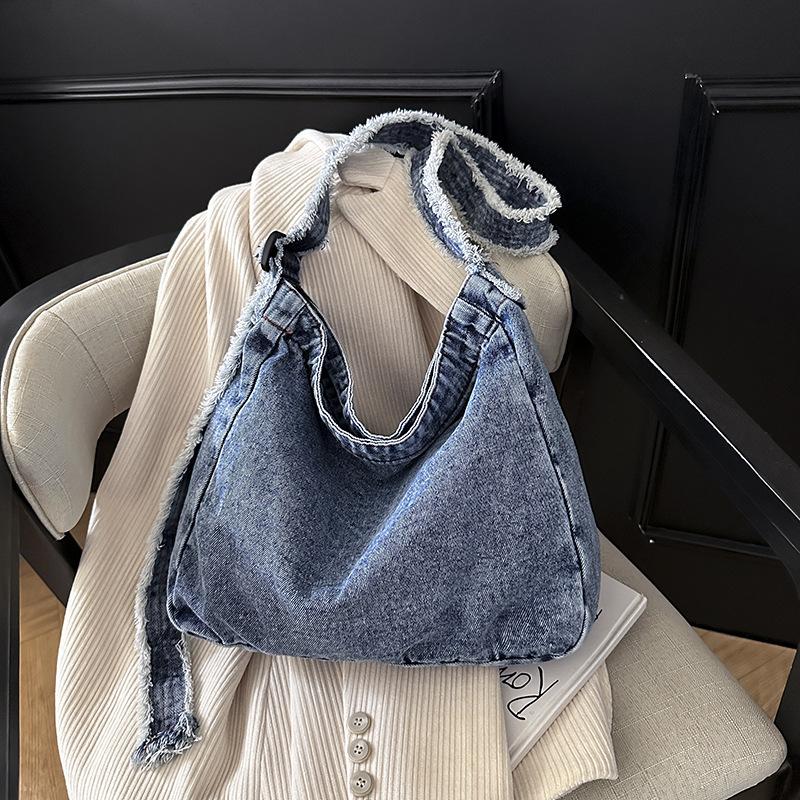 

Small fresh and simple denim shoulder bag new summer retro fashion popular messenger women s bag tide небо синє кольору