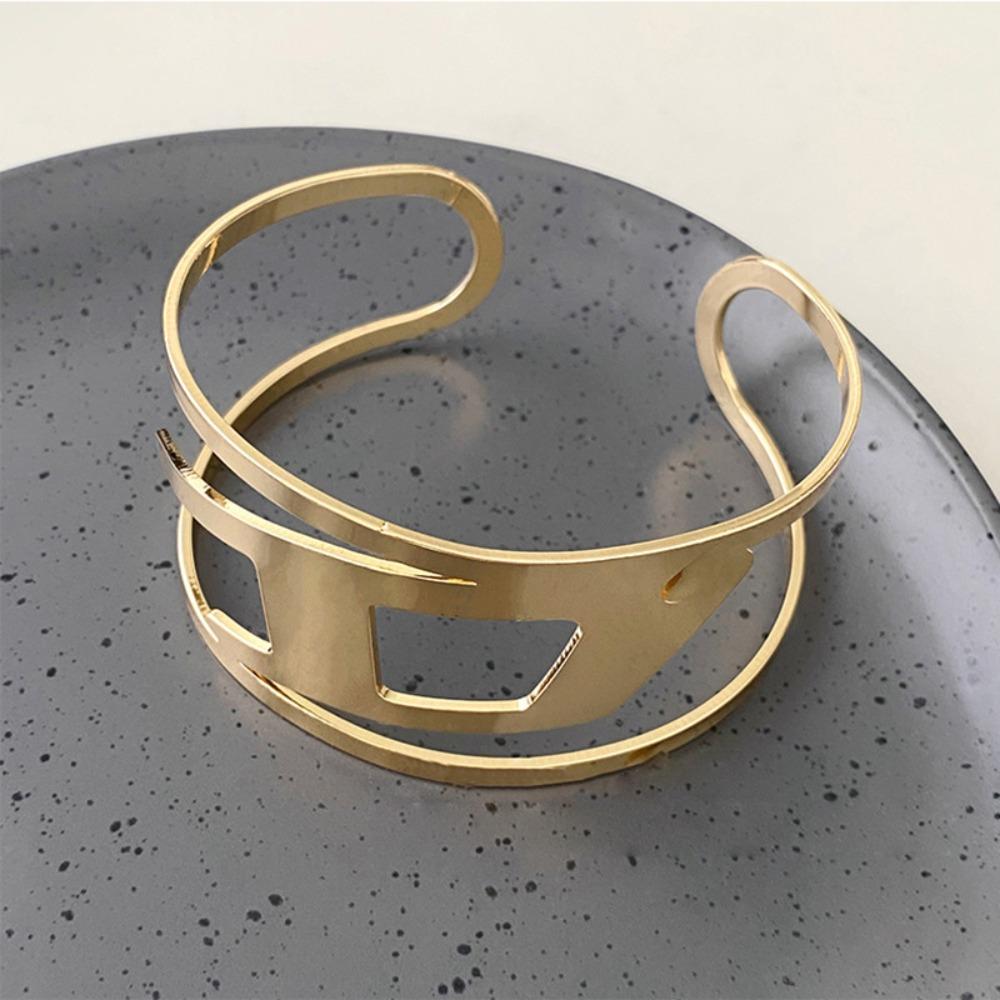 European and American Simple Bracelets, Arm Rings, Niche Cold Wind Temperament Bracelets, High-end Sense and Versatile Jewelry.