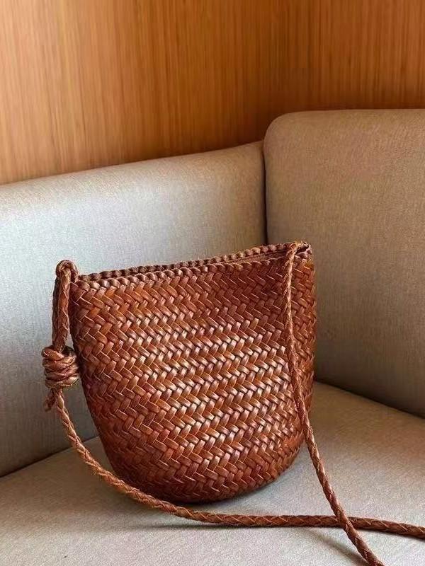 Niche woven bucket bag women's new versatile commuter leather large-capacity bag shoulder messenger bag