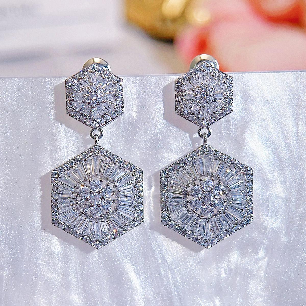 

2026 Luxury S925 Sterling Silver Needle Earrings Full Diamond Sparkle Earrings Ladies Temperament Wedding Bridal Ear Jewelry срібний