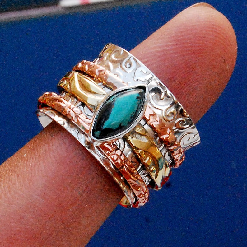 Natürlicher Labradorit-Ring, Spinnerring aus massivem 925er Sterlingsilber, handgefertigter gravierter Bandring, gehämmerter Bandring, Boho-Sorgen-Angst-Ring