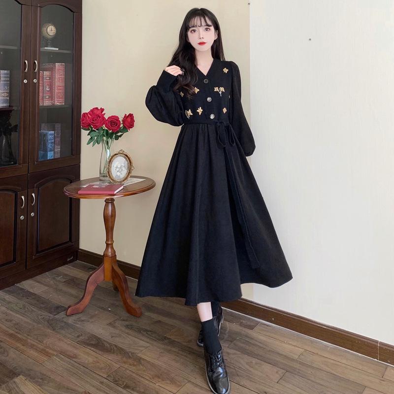 V-Neck Floral Embroidered Retro Black Dress - Spring/Autumn, Loose Fit, Large Size, Elegant Waist Design