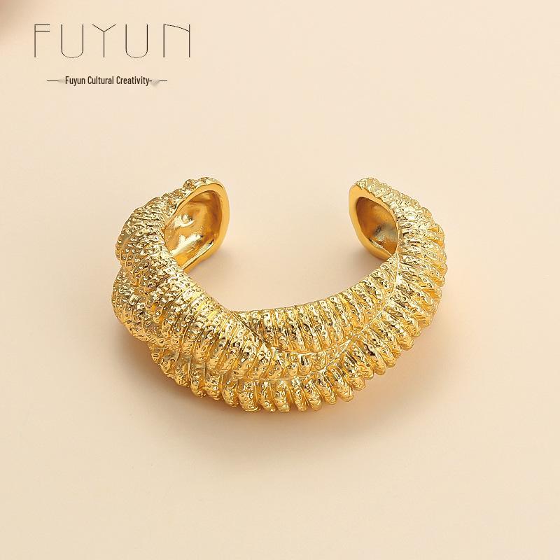 

Sasa Style Gold Open Bangle: Spanish Niche, Luxurious Texture золотой