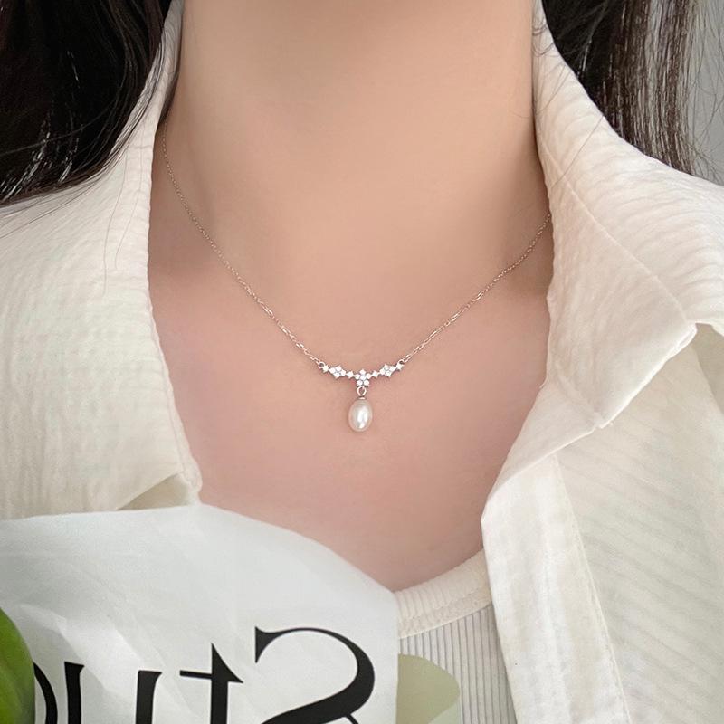 Sweet Flower Pearl Necklace for Women with Exquisite Temperament and Versatile Style, High Grade Collar Chain